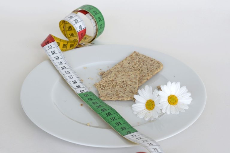 measuring-tape-crisp-bread-flower-low-calorie-weight-loss